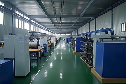智能工廠新篇章 藍色機械臂與精密金屬加工的未來